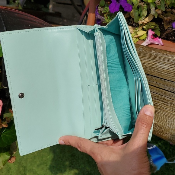 Mint Green Accessory with Elegant Design and Versatile Use - Picture 4 of 17